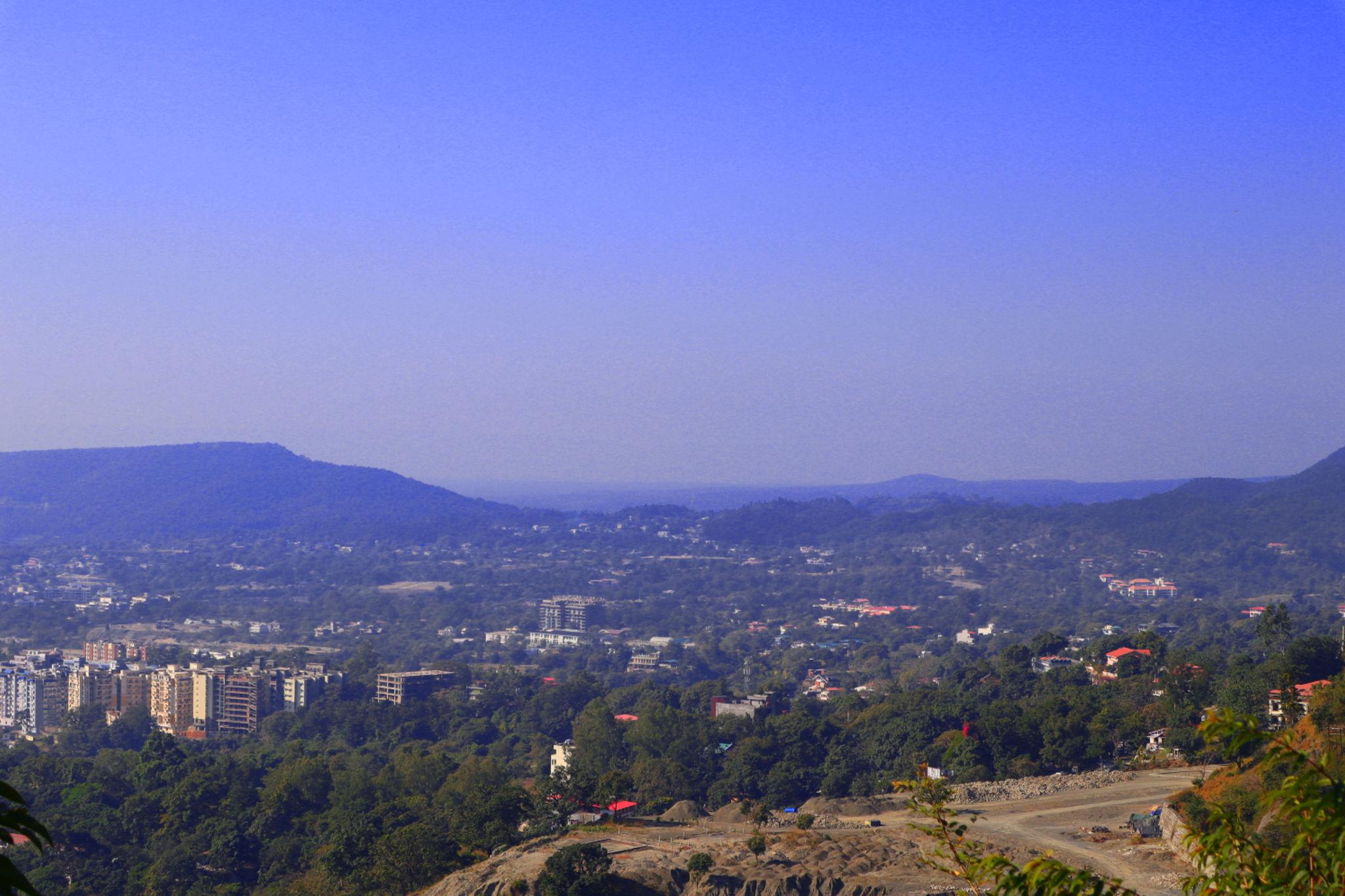 A Peaceful City Nestled in the Mountains